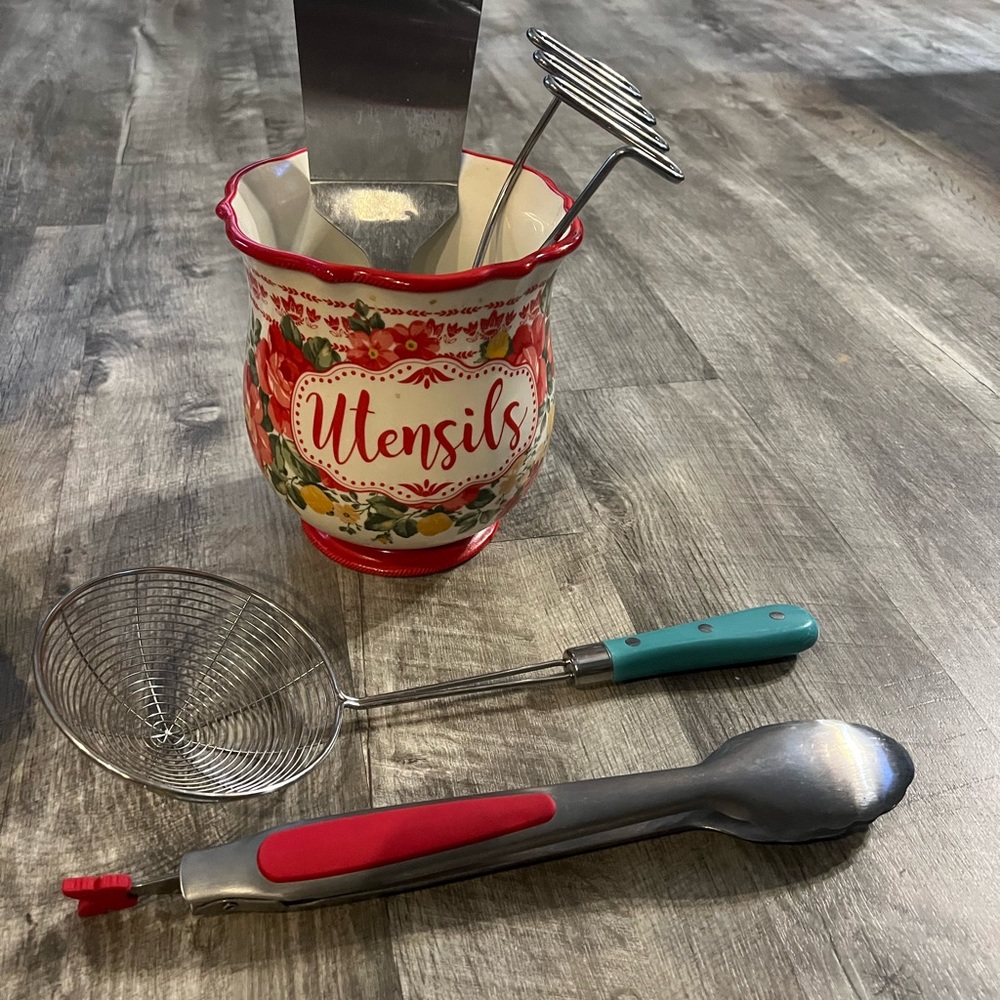 Pioneer Woman Kitchen Utensil Holder with Kitchen Tools